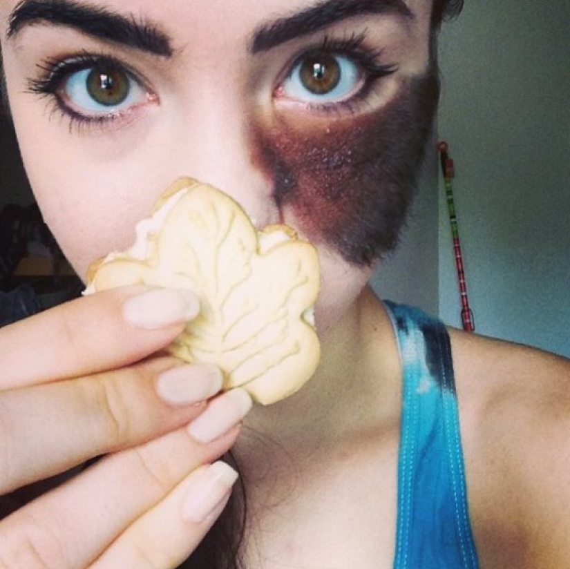 La niña se niega a quitarse la marca de nacimiento, considerándola su punto culminante. La niña se niega a quitarse la marca de nacimiento, considerándola su punto culminante.