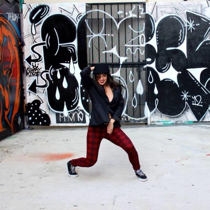 La niña se niega a quitarse la marca de nacimiento, considerándola su punto culminante. La niña se niega a quitarse la marca de nacimiento, considerándola su punto culminante.