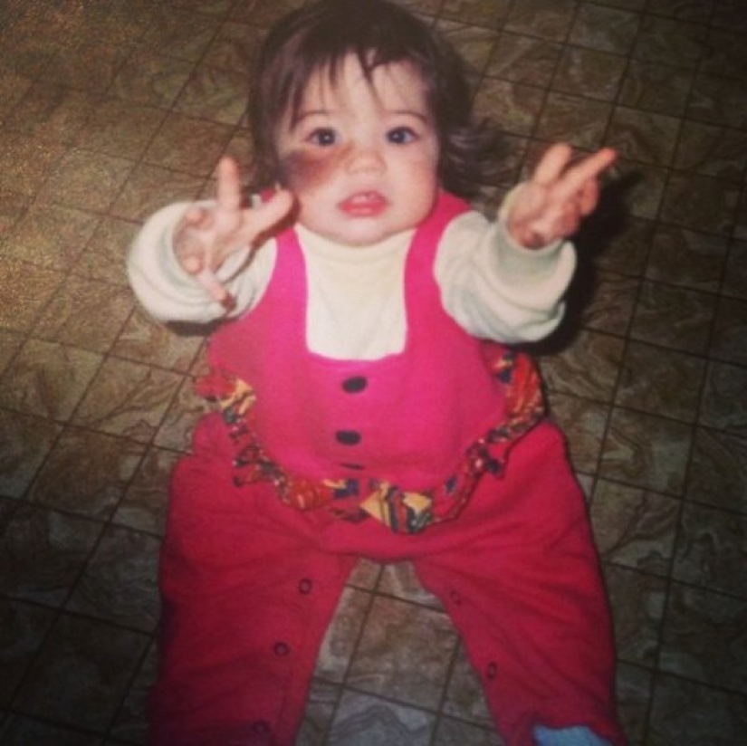 La niña se niega a quitarse la marca de nacimiento, considerándola su punto culminante. La niña se niega a quitarse la marca de nacimiento, considerándola su punto culminante.