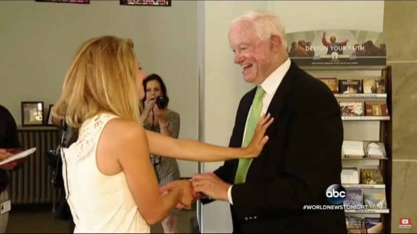 La novia fue escoltada al altar por un hombre al que le trasplantaron el corazón de su padre La novia fue escoltada al altar por un hombre al que le trasplantaron el corazón de su padre