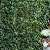 La novia se afeitó la cabeza durante la boda para apoyar al novio con una enfermedad terminal