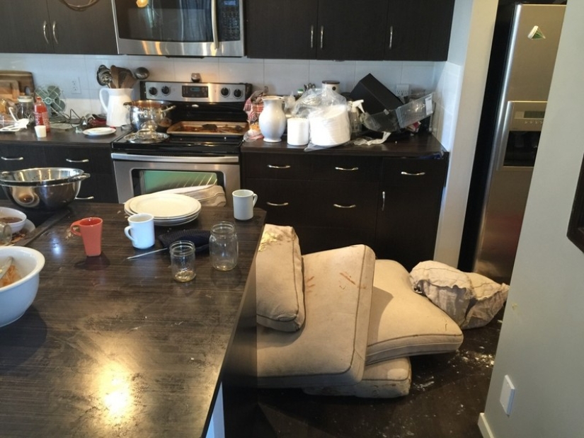 La pareja alquiló su casa en Airbnb y regresó a la casa destrozada. La pareja alquiló su casa en Airbnb y regresó a la casa destrozada.