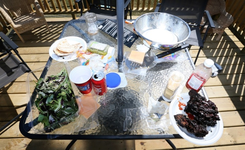 La pareja alquiló su casa en Airbnb y regresó a la casa destrozada. La pareja alquiló su casa en Airbnb y regresó a la casa destrozada.