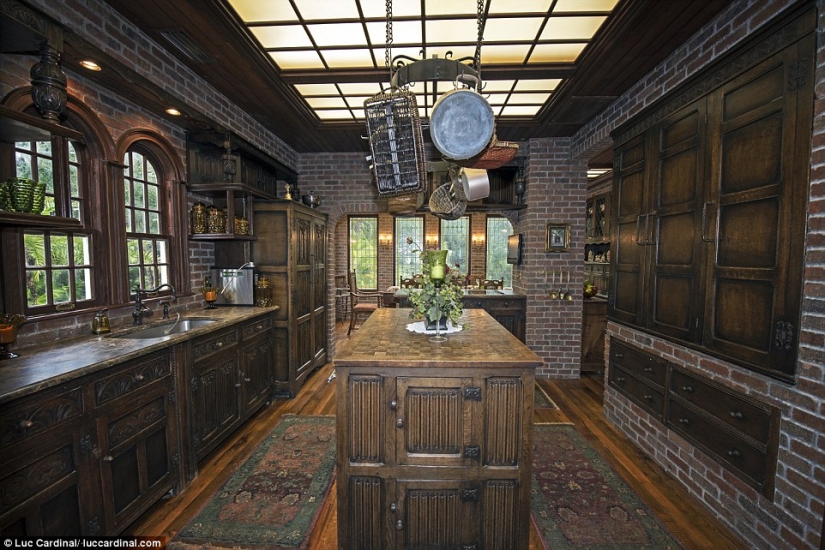 La pareja compró una mansión abandonada por un dólar, y ahora cuesta 2 2.4 millones La pareja compró una mansión abandonada por un dólar, y ahora cuesta 2 2.4 millones