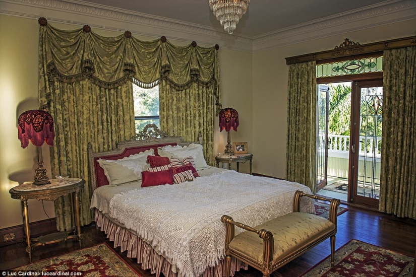 La pareja compró una mansión abandonada por un dólar, y ahora cuesta 2 2.4 millones La pareja compró una mansión abandonada por un dólar, y ahora cuesta 2 2.4 millones