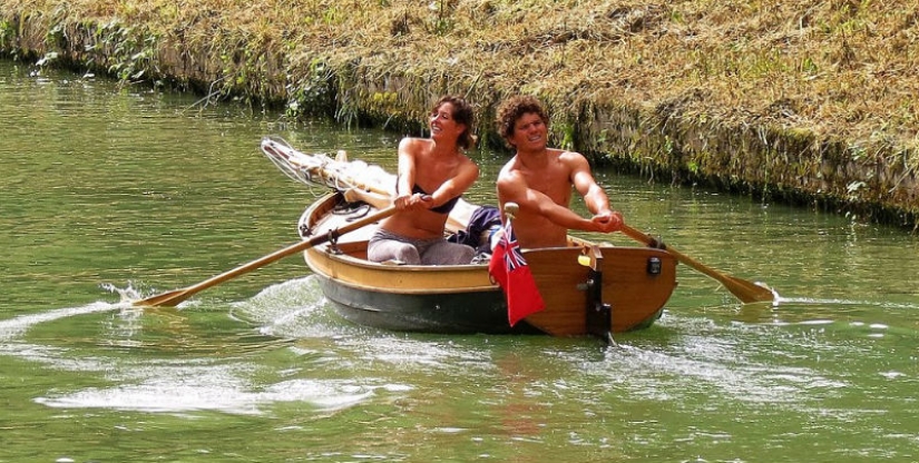 La pareja navegó en un bote casero con remos de Inglaterra a Francia