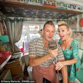 La pareja volvió a los años cincuenta para salvar su matrimonio