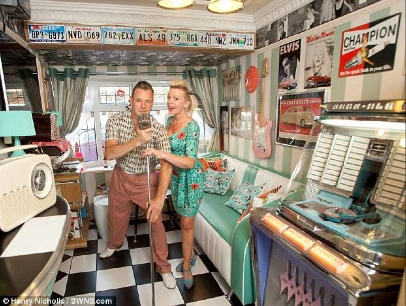 La pareja volvió a los años cincuenta para salvar su matrimonio