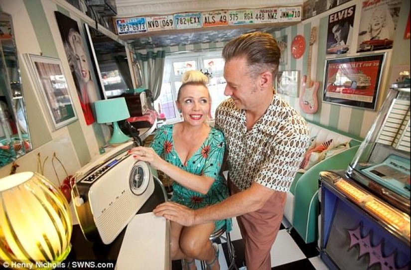 La pareja volvió a los años cincuenta para salvar su matrimonio