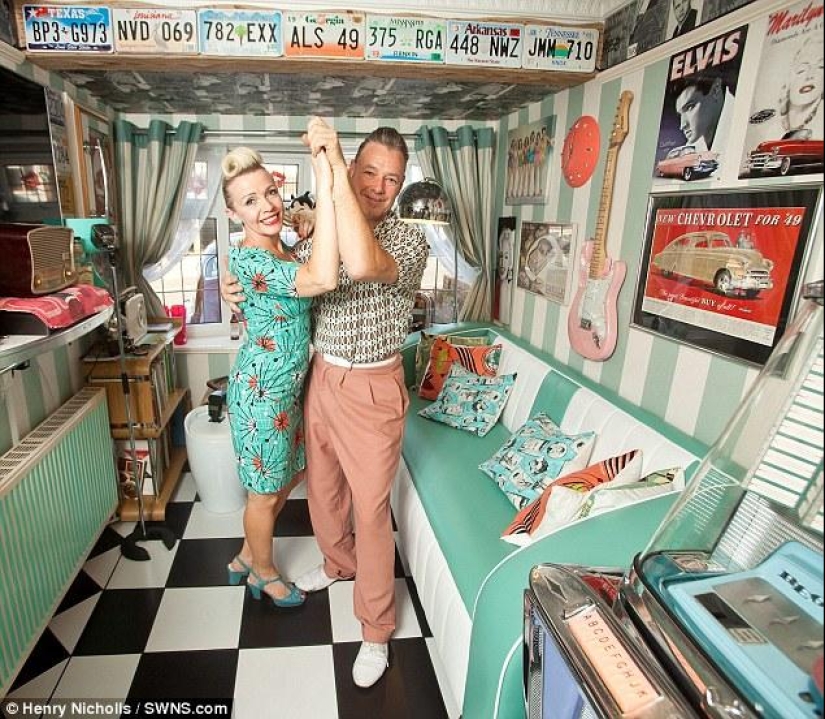 La pareja volvió a los años cincuenta para salvar su matrimonio