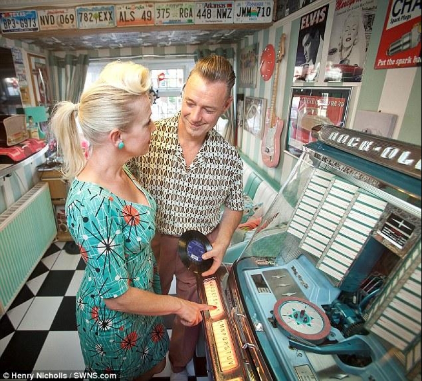 La pareja volvió a los años cincuenta para salvar su matrimonio