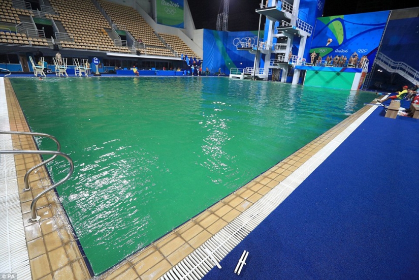 La piscina de los Juegos Olímpicos de Río de repente se puso verde, y nadie admite La piscina de los Juegos Olímpicos de Río de repente se puso verde, y nadie admite