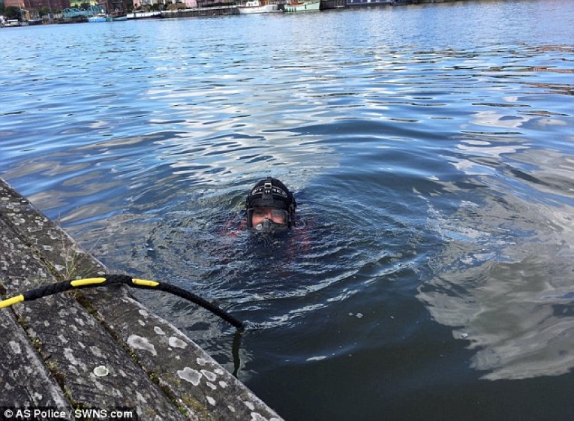 La policía de Bristol evitó que la boda se rompiera sacando un anillo de compromiso perdido del fondo de la bahía