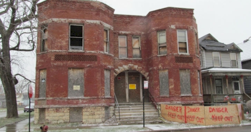 La policía rescató a dos perros que parecían esqueletos andantes de una casa abandonada