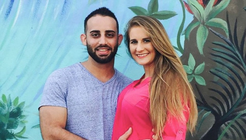 La recién nacida sonríe mientras duerme en el "abrazo" de los guantes del padre fallecido La recién nacida sonríe mientras duerme en el "abrazo" de los guantes del padre fallecido