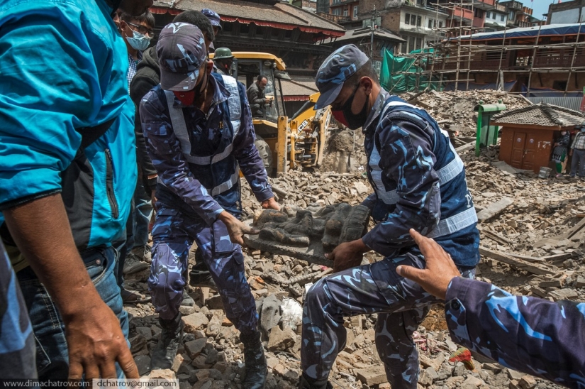 La tragedia en Nepal: un terrible reportaje desde el lugar de los hechos La tragedia en Nepal: un terrible reportaje desde el lugar de los hechos