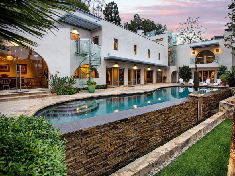 La ultramoderna finca de uno de los creadores de Los Simpson, que se puede comprar por 18 millones de dólares