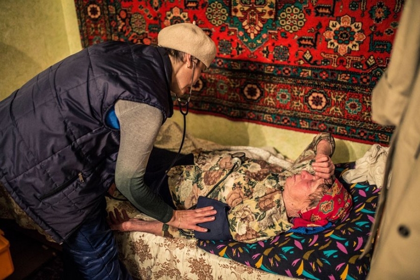 La vida cotidiana de los trabajadores de ambulancias: cambiar como a la guerra