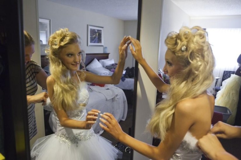 La vida cotidiana de una pequeña participante en concursos de belleza para niños.