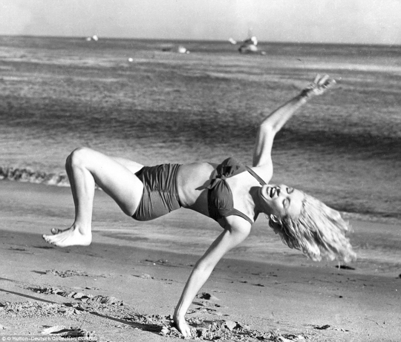 La vida en la playa: las estrellas de la Era Dorada de Hollywood en un álbum en blanco y negro de fotos glamorosas de la playa La vida en la playa: las estrellas de la Era Dorada de Hollywood en un álbum en blanco y negro de fotos glamorosas de la playa
