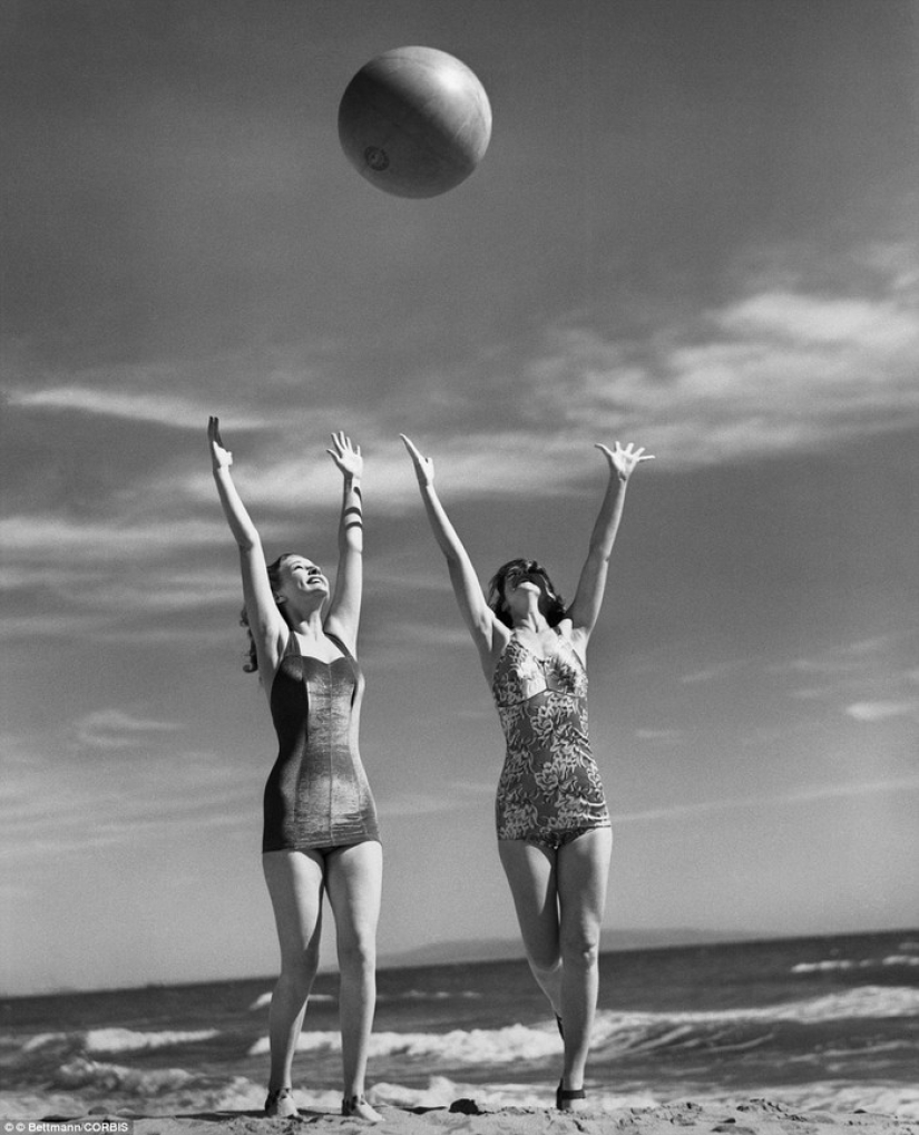 La vida en la playa: las estrellas de la Era Dorada de Hollywood en un álbum en blanco y negro de fotos glamorosas de la playa La vida en la playa: las estrellas de la Era Dorada de Hollywood en un álbum en blanco y negro de fotos glamorosas de la playa