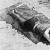 La vida en la playa: las estrellas de la Era Dorada de Hollywood en un álbum en blanco y negro de fotos glamorosas de la playa