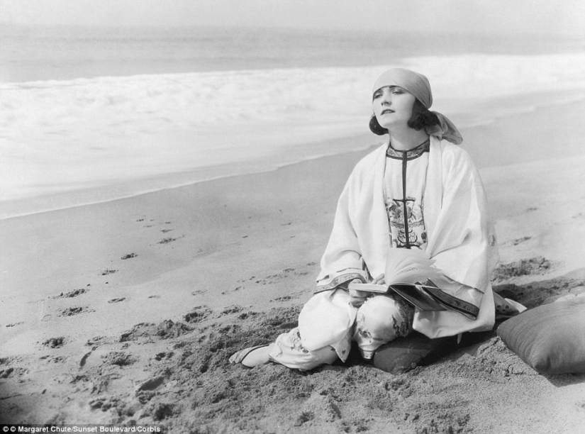 La vida en la playa: las estrellas de la Era Dorada de Hollywood en un álbum en blanco y negro de fotos glamorosas de la playa La vida en la playa: las estrellas de la Era Dorada de Hollywood en un álbum en blanco y negro de fotos glamorosas de la playa