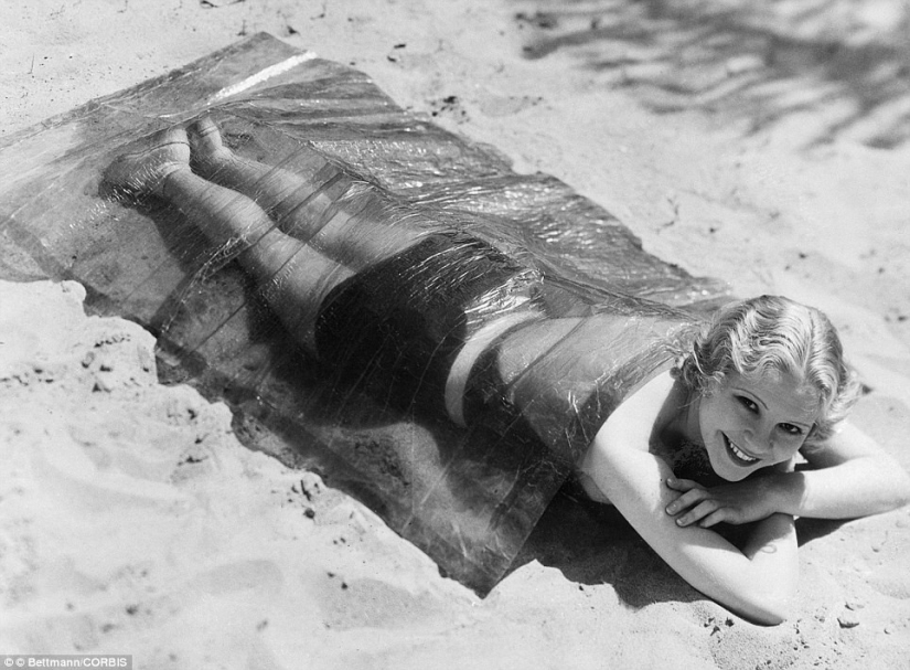 La vida en la playa: las estrellas de la Era Dorada de Hollywood en un álbum en blanco y negro de fotos glamorosas de la playa La vida en la playa: las estrellas de la Era Dorada de Hollywood en un álbum en blanco y negro de fotos glamorosas de la playa