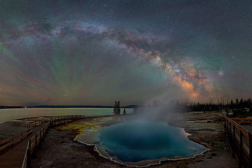 La vista de la Vía Láctea sobre el Parque Nacional de Yellowstone es simplemente impresionante.