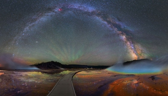 La vista de la Vía Láctea sobre el Parque Nacional de Yellowstone es simplemente impresionante.