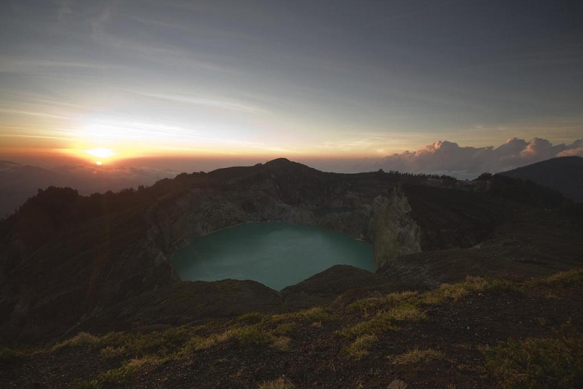Lagos tricolores únicos en el cráter del volcán Kelimutu Lagos tricolores únicos en el cráter del volcán Kelimutu