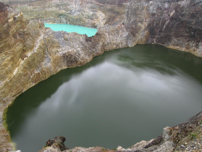 Lagos tricolores únicos en el cráter del volcán Kelimutu Lagos tricolores únicos en el cráter del volcán Kelimutu
