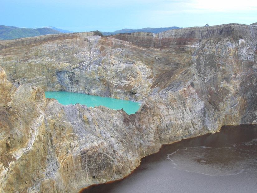 Lagos tricolores únicos en el cráter del volcán Kelimutu Lagos tricolores únicos en el cráter del volcán Kelimutu