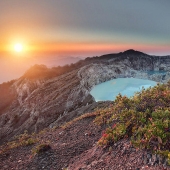 Lagos tricolores únicos en el cráter del volcán Kelimutu