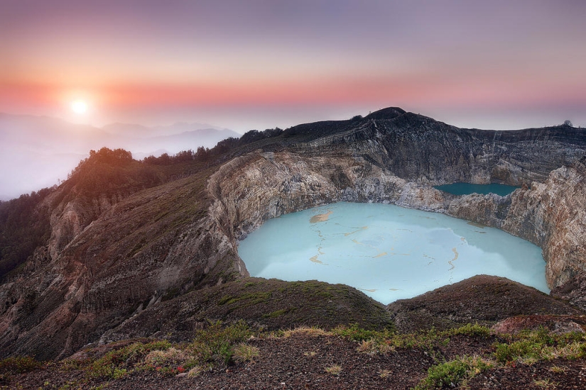 Lagos tricolores únicos en el cráter del volcán Kelimutu Lagos tricolores únicos en el cráter del volcán Kelimutu