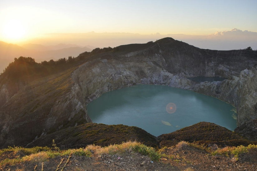 Lagos tricolores únicos en el cráter del volcán Kelimutu Lagos tricolores únicos en el cráter del volcán Kelimutu