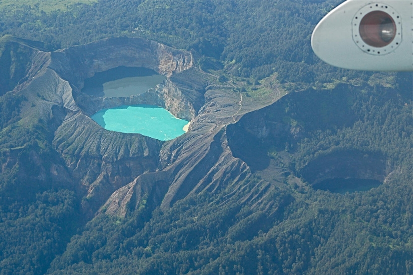 Lagos tricolores únicos en el cráter del volcán Kelimutu Lagos tricolores únicos en el cráter del volcán Kelimutu