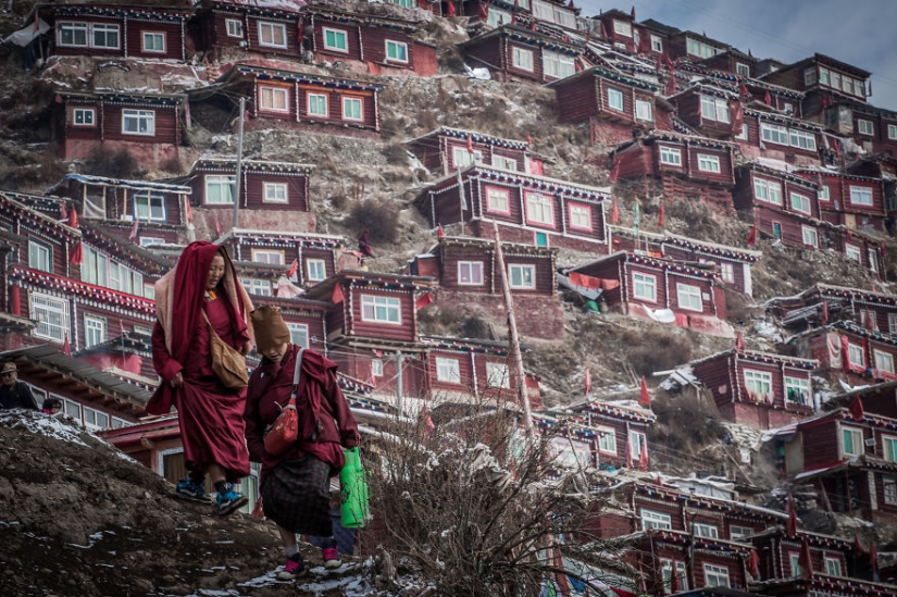 Larung Gar: 40 thousand Buddhists at high altitude Larung Gar: 40 thousand Buddhists at high altitude
