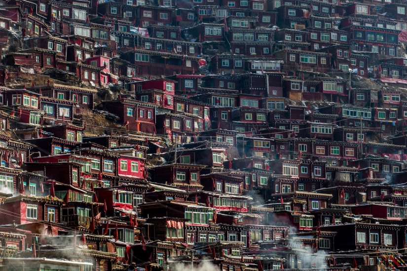 Larung Gar: 40 thousand Buddhists at high altitude Larung Gar: 40 thousand Buddhists at high altitude