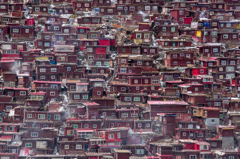 Larung Gar: 40 thousand Buddhists at high altitude Larung Gar: 40 thousand Buddhists at high altitude