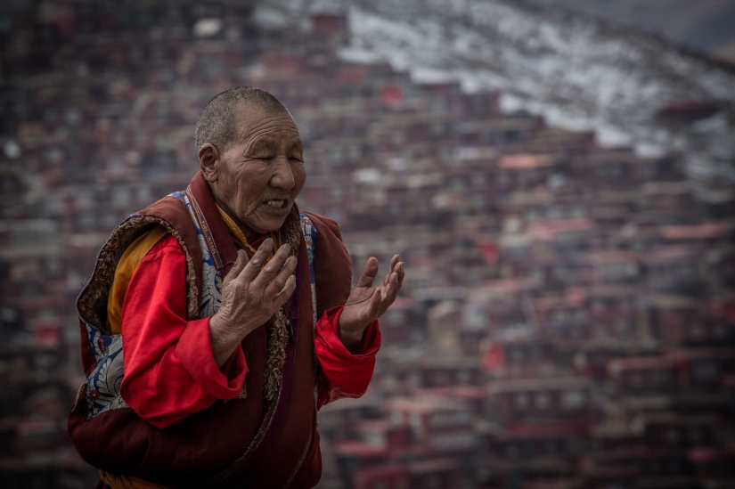 Larung Gar: 40 thousand Buddhists at high altitude Larung Gar: 40 thousand Buddhists at high altitude