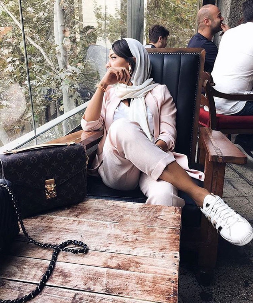 Las audaces fashionistas iraníes en zapatillas de deporte destruyen los estereotipos