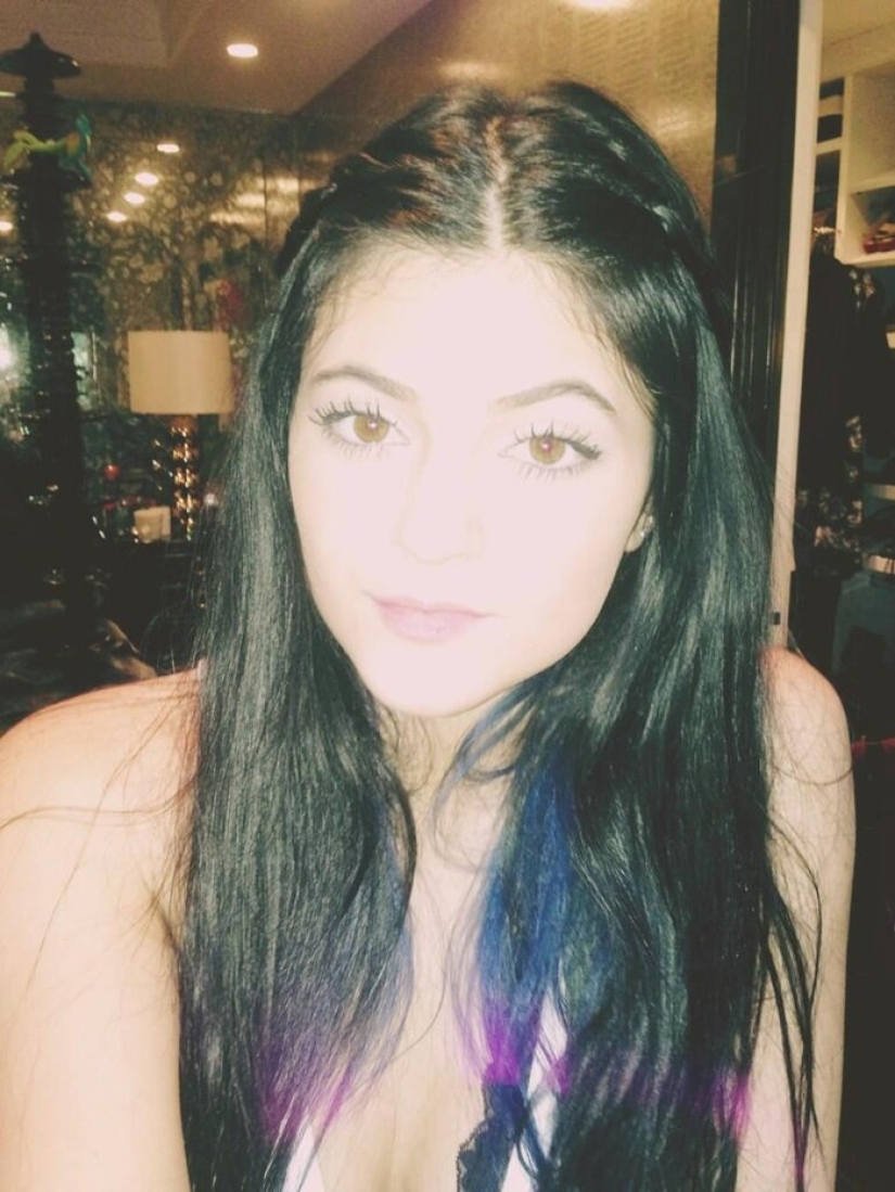 Las chicas tratan de hacer que sus labios se llenen como una estrella de televisión. no sale muy... Las chicas tratan de hacer que sus labios se llenen como una estrella de televisión. no sale muy...