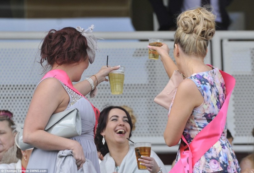 Las damas inglesas en las carreras son tales damas Las damas inglesas en las carreras son tales damas