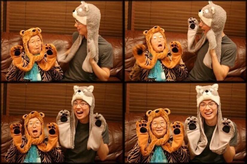 Las personas muestran regalos de Navidad que muy contento