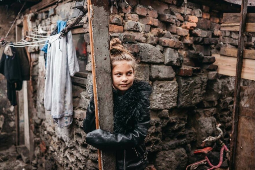 “Las princesas romaníes”: este fotógrafo documentó la historia de esperanza y lucha en un gueto romaní