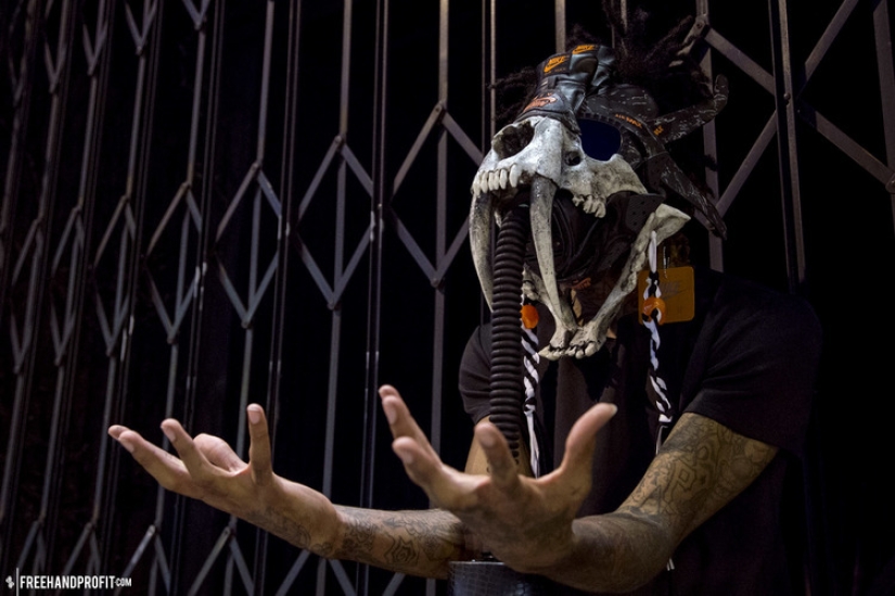 Las zapatillas de deporte deben usarse en la cabeza, dice el diseñador estadounidense