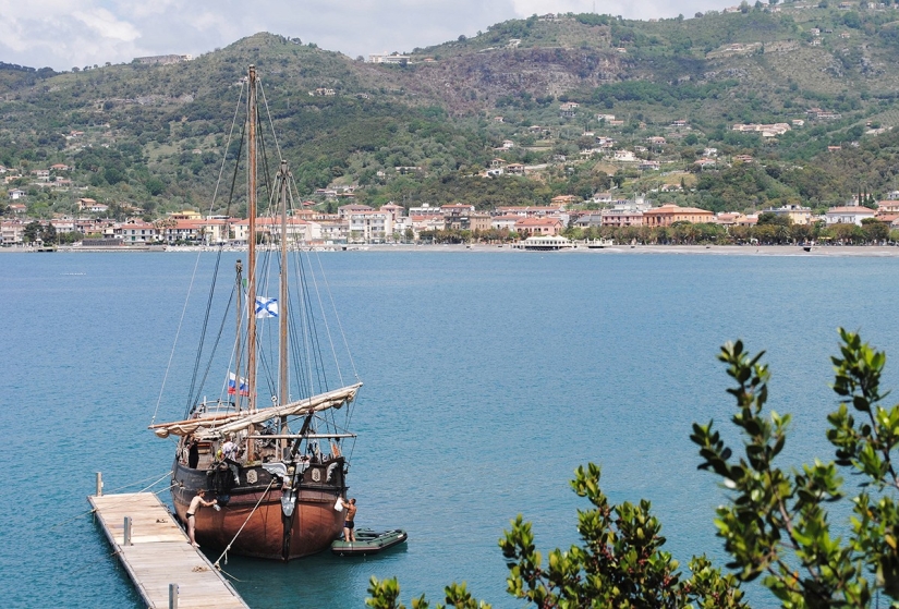 Let's save the ship together! Let's save the ship together!