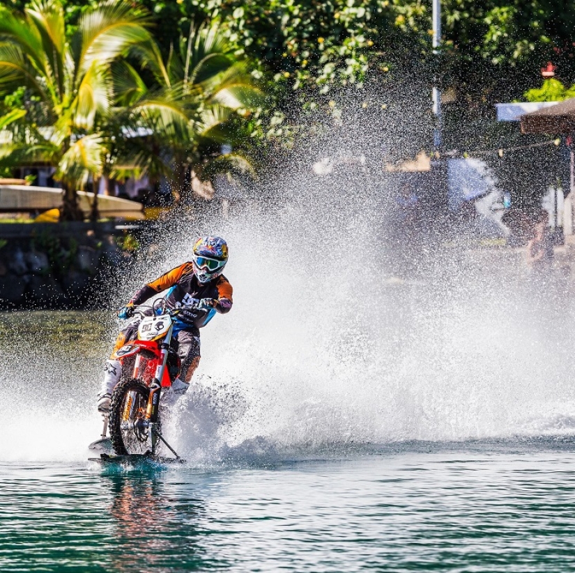 Leyenda del surf: Robbie Maddison monta una ola en una motocicleta