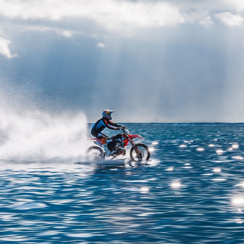 Leyenda del surf: Robbie Maddison monta una ola en una motocicleta